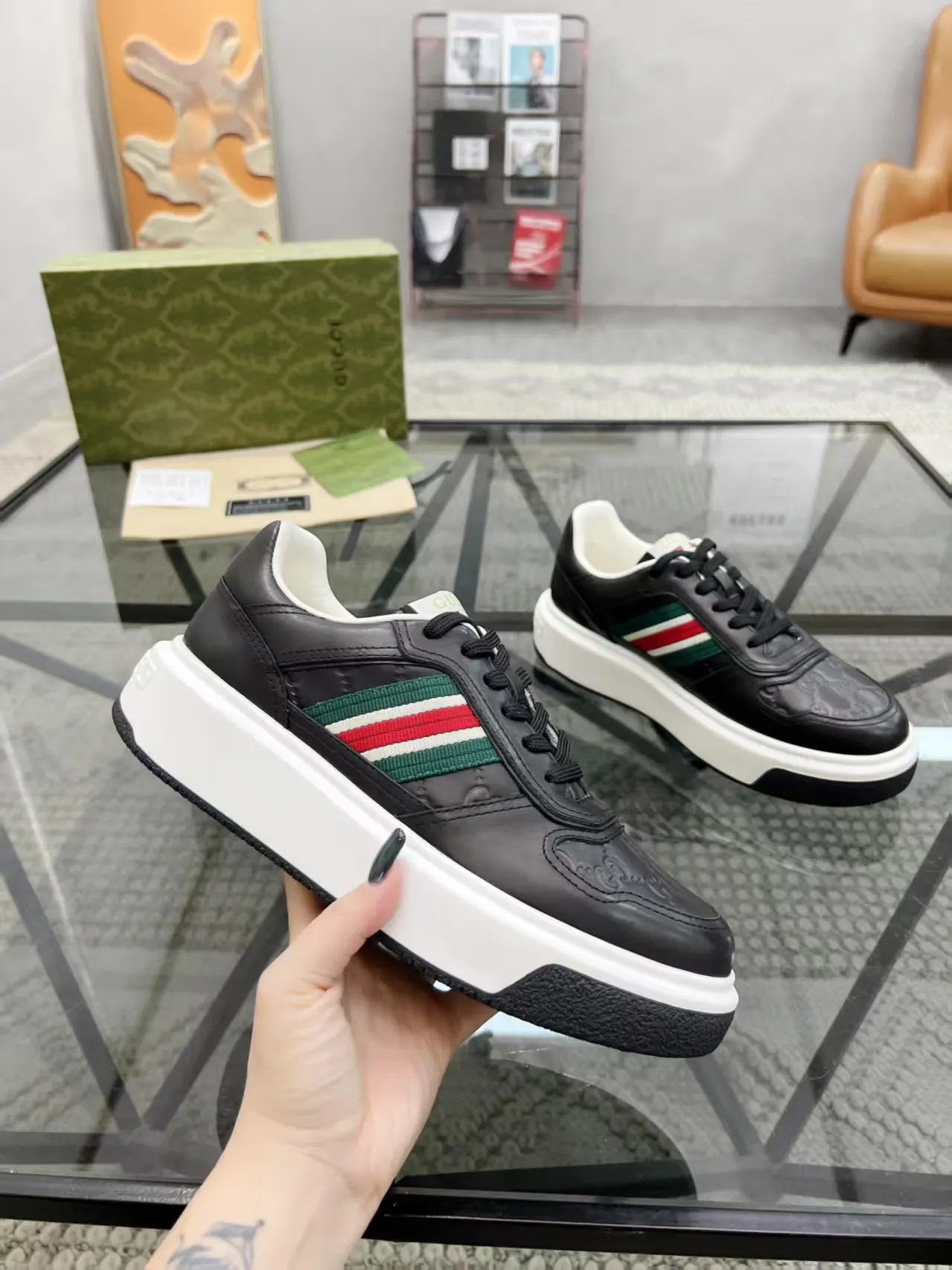 P460 new men's shoes GUCCI [Lightning] latest shoes are shipped. Original quality, fashionable, special materials, sheepskin lining, new packaging. The foot feels super comfortable and the workmanship is impeccable. Size: 38-45
